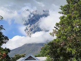 菲律宾坎朗火山爆发，疏散工作正在进行